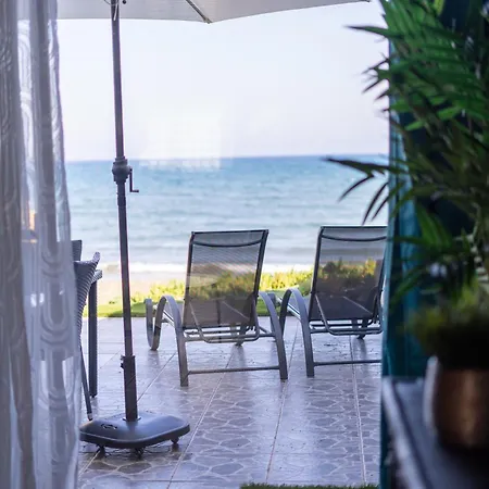 Beach House At Seafront Case de vacanță