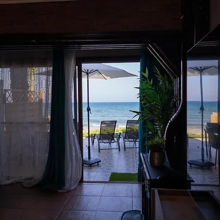 Beach House At Seafront Case de vacanță Meneou