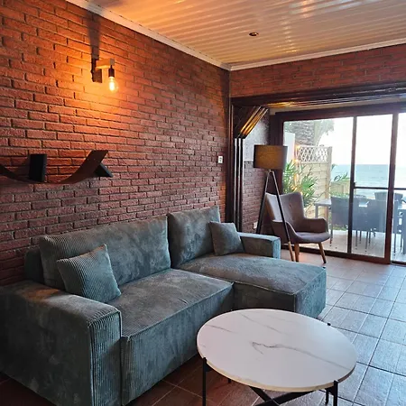 Beach House At Seafront Case de vacanță