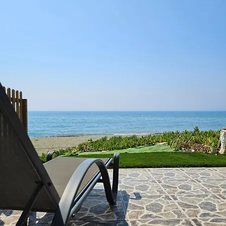 Beach House At Seafront Case de vacanță Meneou