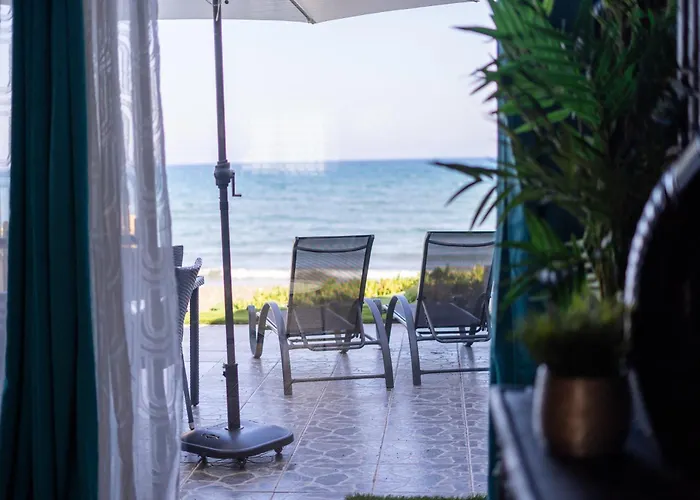 Beach House At Seafront Case de vacanță