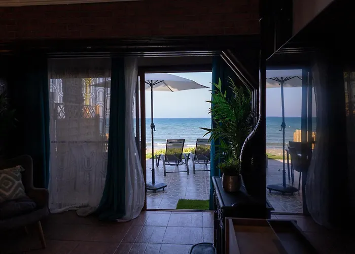 Beach House At Seafront Prázdninový dům Meneou